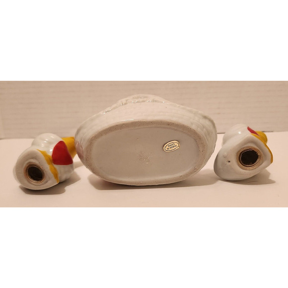 Ducks with Hearts Salt And Pepper Shakers In A Basket with Tablecloth - Picture 4 of 8